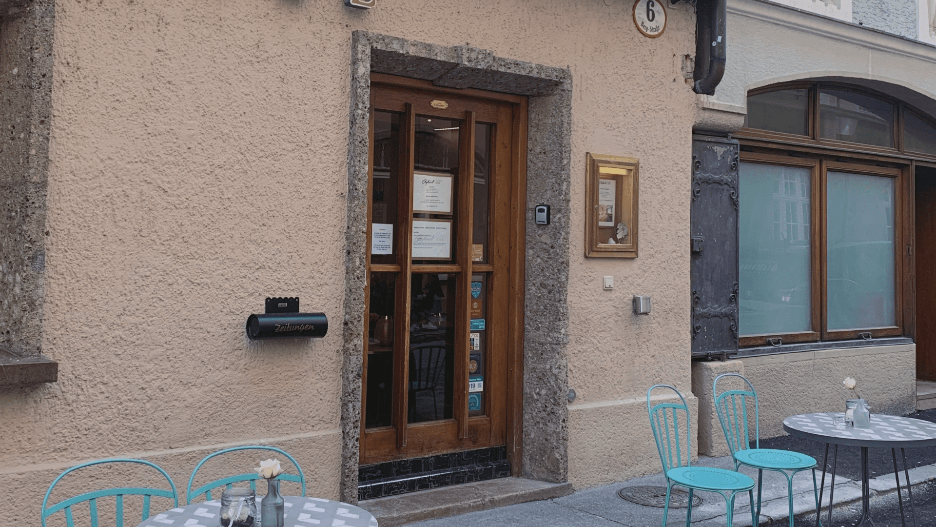 puerta_comercio_madera Puerta de madera restaurada. Restauración en Manresa JF Bellido Tapias